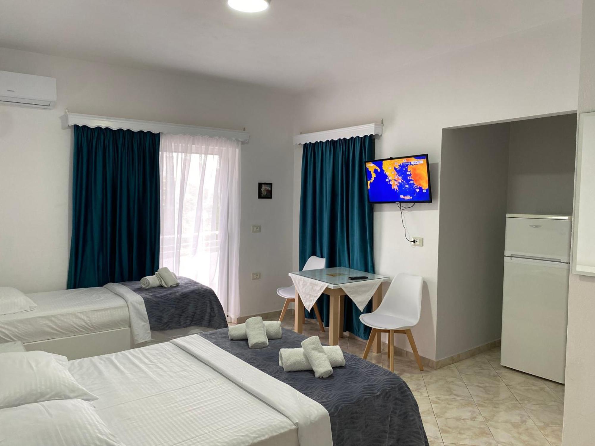 Hotel Vila Kafe Lukove Bagian luar foto