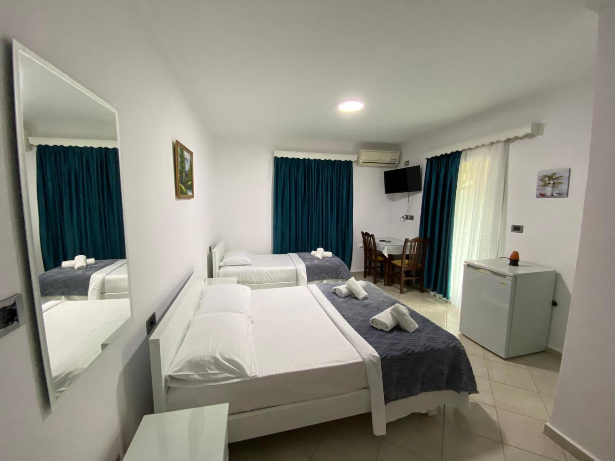 Hotel Vila Kafe Lukove Bagian luar foto