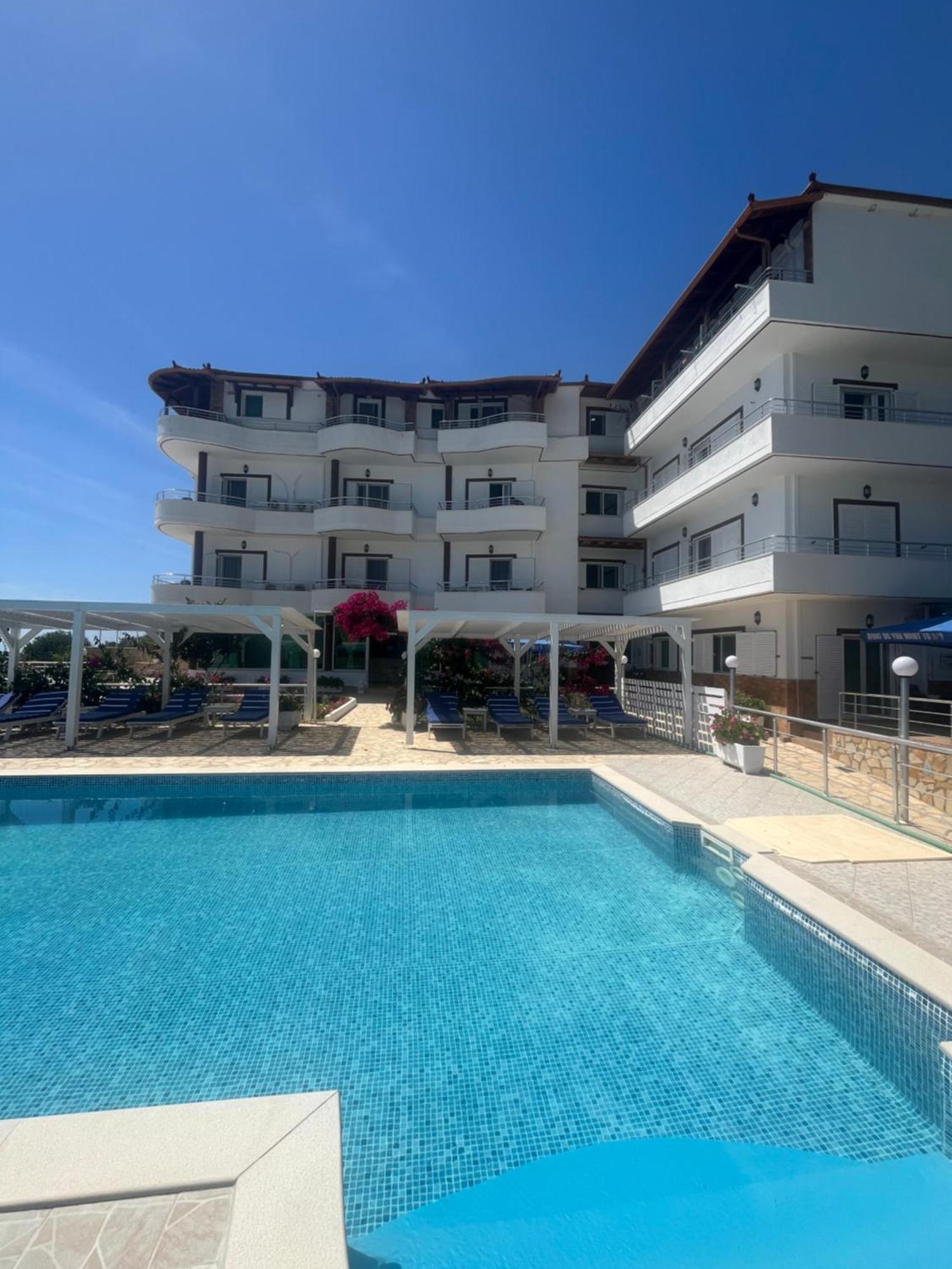 Hotel Vila Kafe Lukove Bagian luar foto