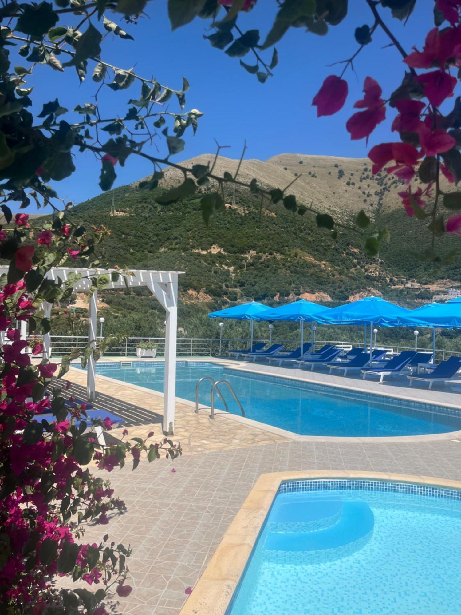 Hotel Vila Kafe Lukove Bagian luar foto