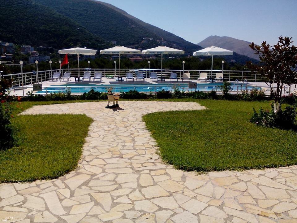 Hotel Vila Kafe Lukove Bagian luar foto