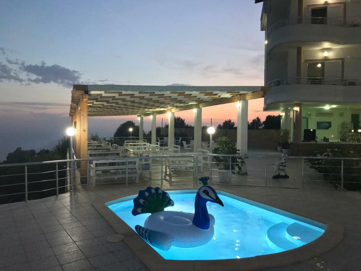 Hotel Vila Kafe Lukove Bagian luar foto