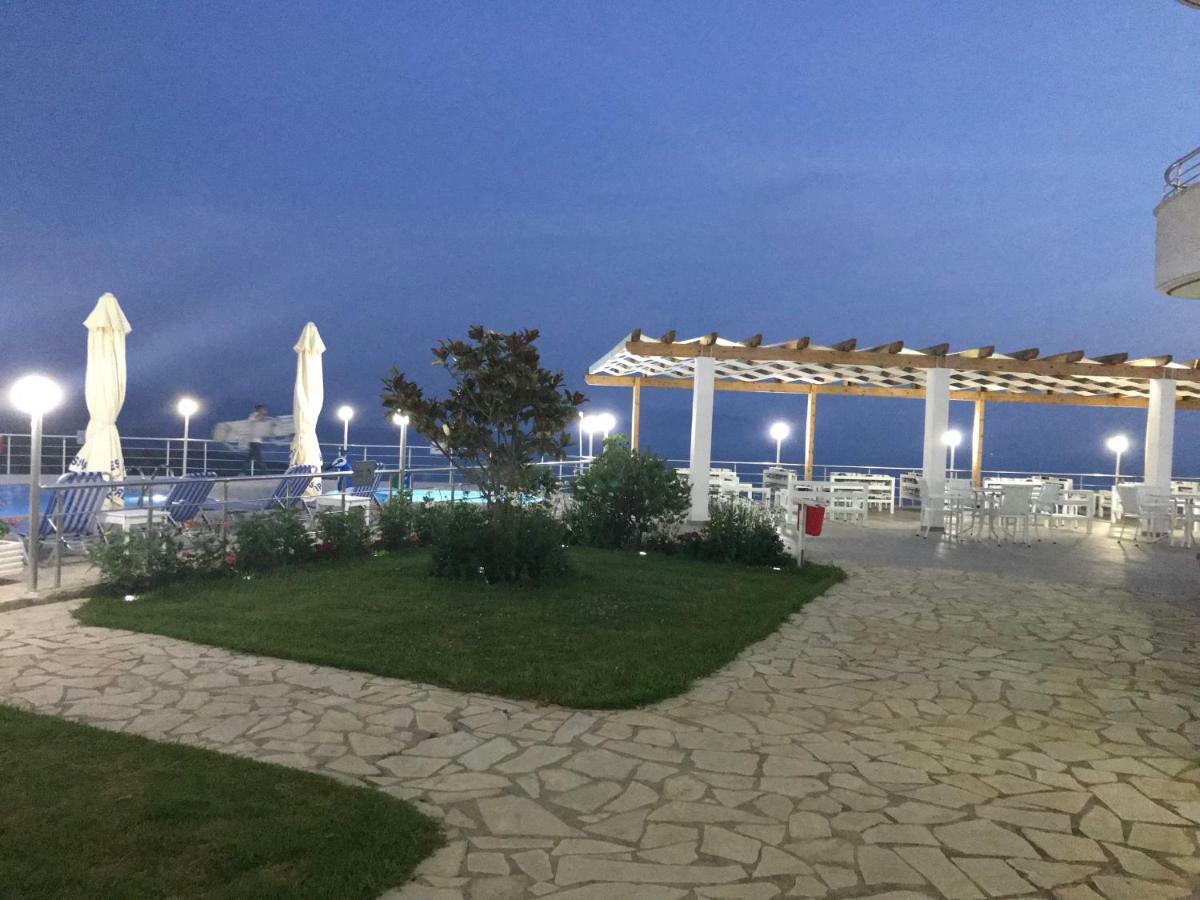 Hotel Vila Kafe Lukove Bagian luar foto