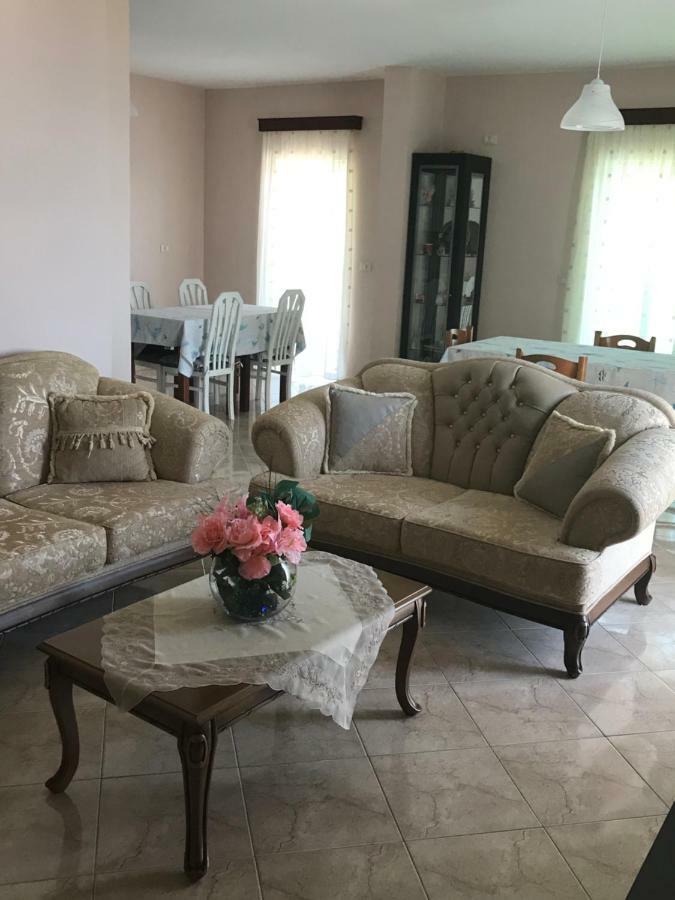 Hotel Vila Kafe Lukove Bagian luar foto